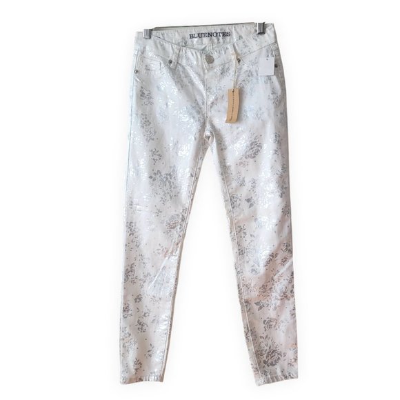 NWT Bluenotes Ankle Jeggings White with Silver Metallic Floral Pattern Size 25 - Picture 1 of 14